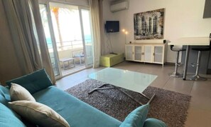 Living area - Apartment in Antibes With Sea Views (Antibes)