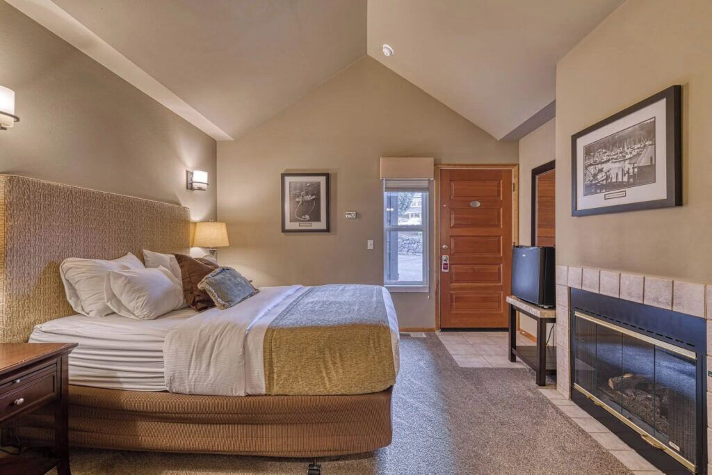 Deluxe Room | Blackout drapes, iron/ironing board, free WiFi