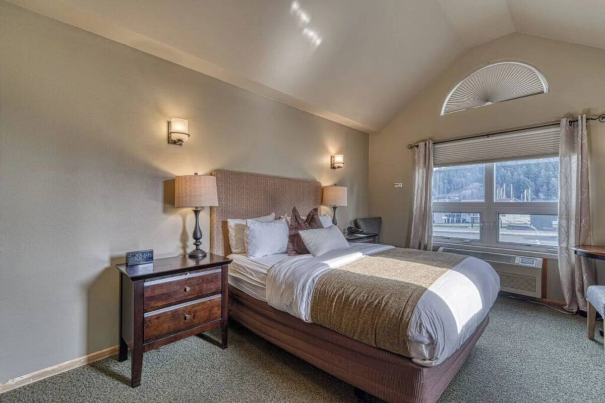 Classic Room, Harbour View | Hypo-allergenic bedding, down duvets, pillow-top beds, blackout curtains