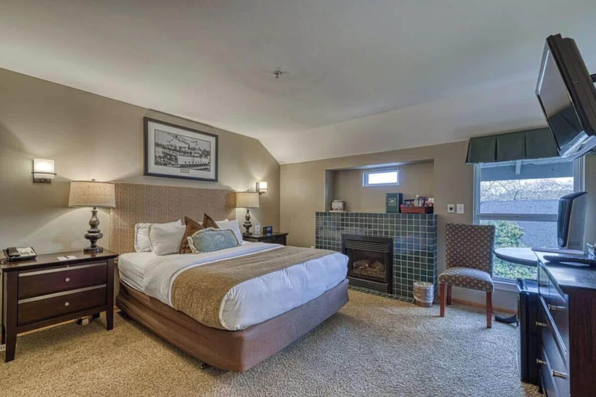 Deluxe Room | Blackout drapes, iron/ironing board, free WiFi