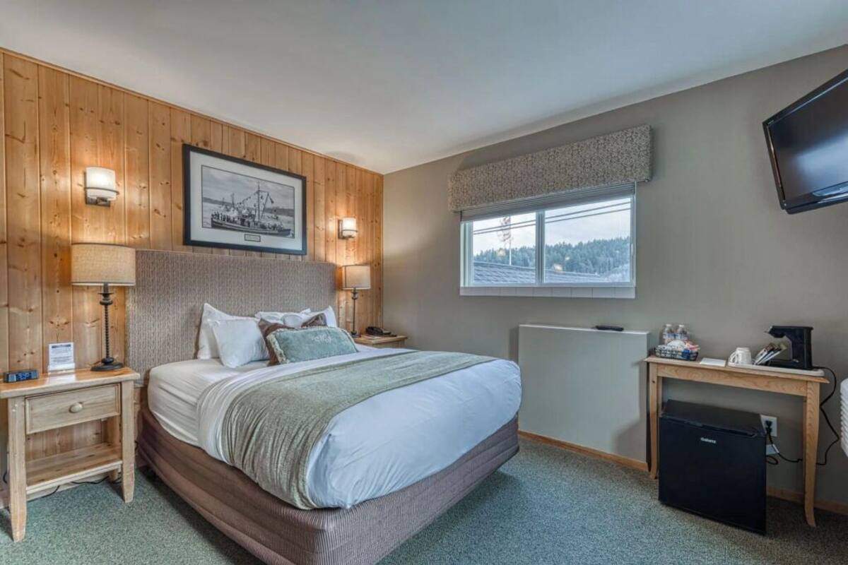 Deluxe Room | Hypo-allergenic bedding, down duvets, pillow-top beds, blackout curtains