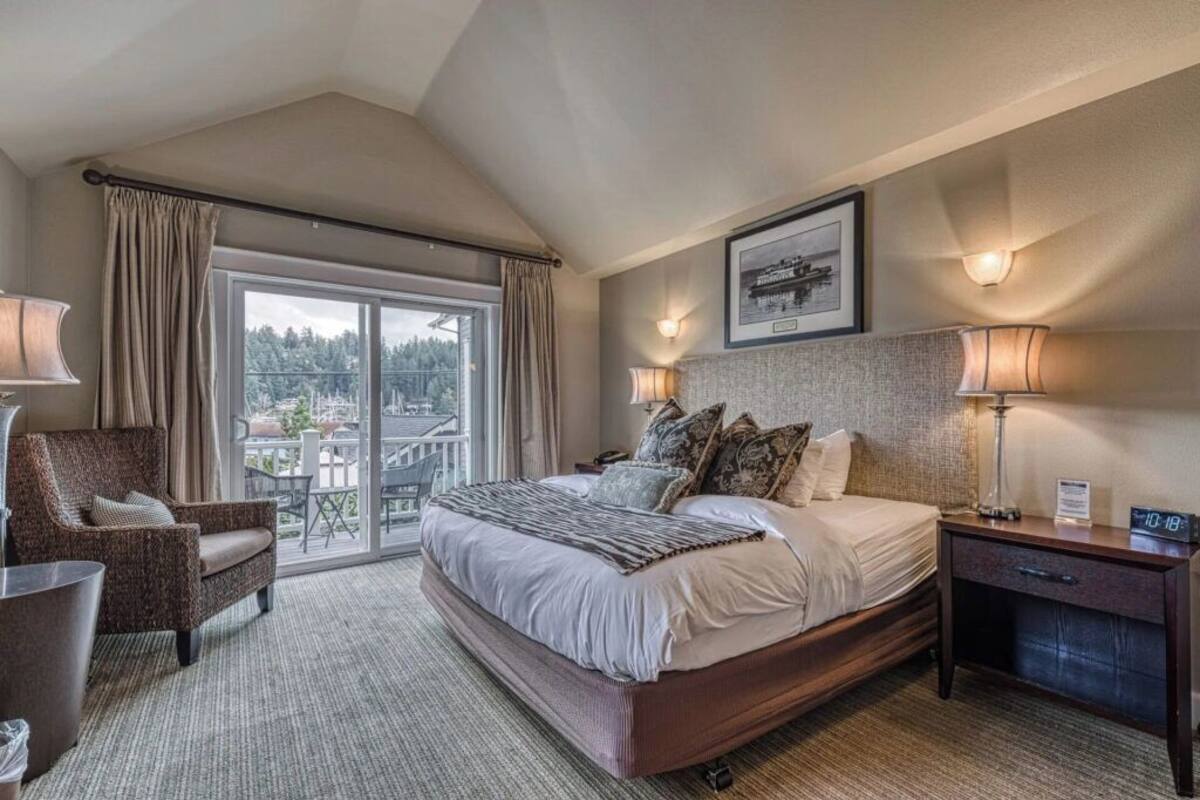 Superior Room, Harbour View | Hypo-allergenic bedding, down duvets, pillow-top beds, blackout curtains