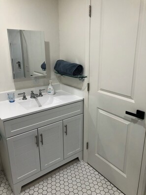 Haartrockner, Handtücher, Seife, Toilettenpapier