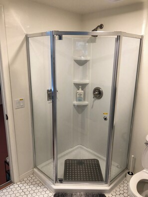 Haartrockner, Handtücher, Seife, Toilettenpapier