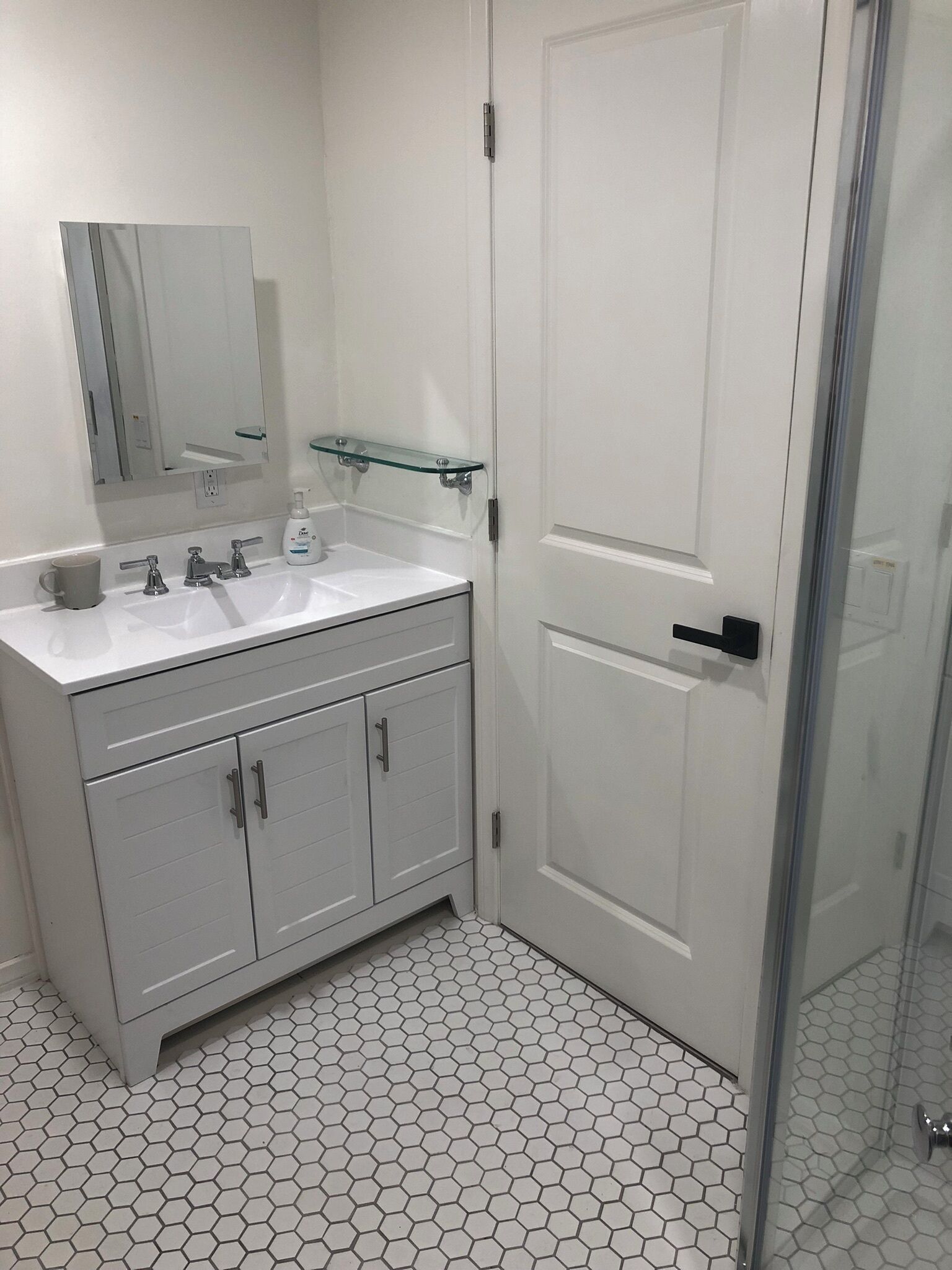 Secadora de cabello, toallas, jabón, papel de baño 