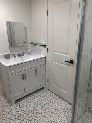 Hårføner, håndklær, såpe og toalettpapir