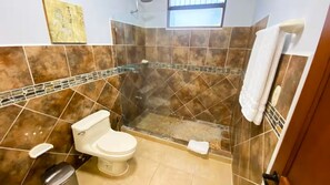 Shower, hair dryer, towels, soap - 3-bedroom condo in perfect Jacó with AC (Jacó)