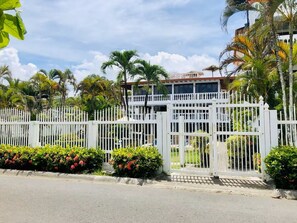 Property grounds - 3-bedroom condo in perfect Jacó with AC (Jacó)
