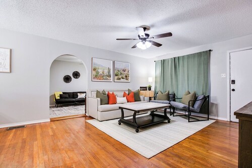 River Oaks Retreat- Walkable to Goodfellow AFB