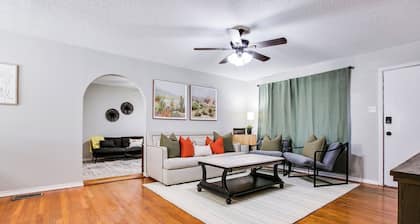 River Oaks Retreat- Walkable to Goodfellow AFB