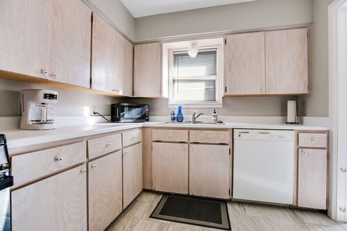 River Oaks Retreat- Walkable to Goodfellow AFB