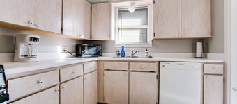 River Oaks Retreat- Walkable to Goodfellow AFB