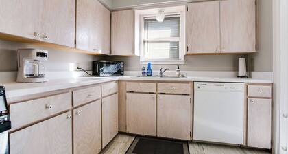 River Oaks Retreat- Walkable to Goodfellow AFB