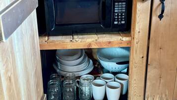 Kühlschrank, Mikrowelle, Herdplatte, Wasserkocher mit Kaffee-/Teezubehör