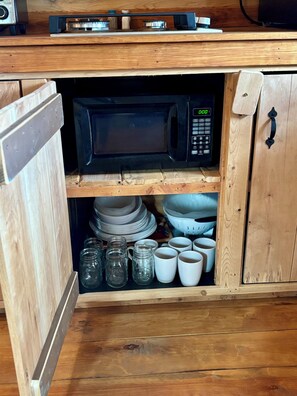 Kühlschrank, Mikrowelle, Herdplatte, Wasserkocher mit Kaffee-/Teezubeh�ör