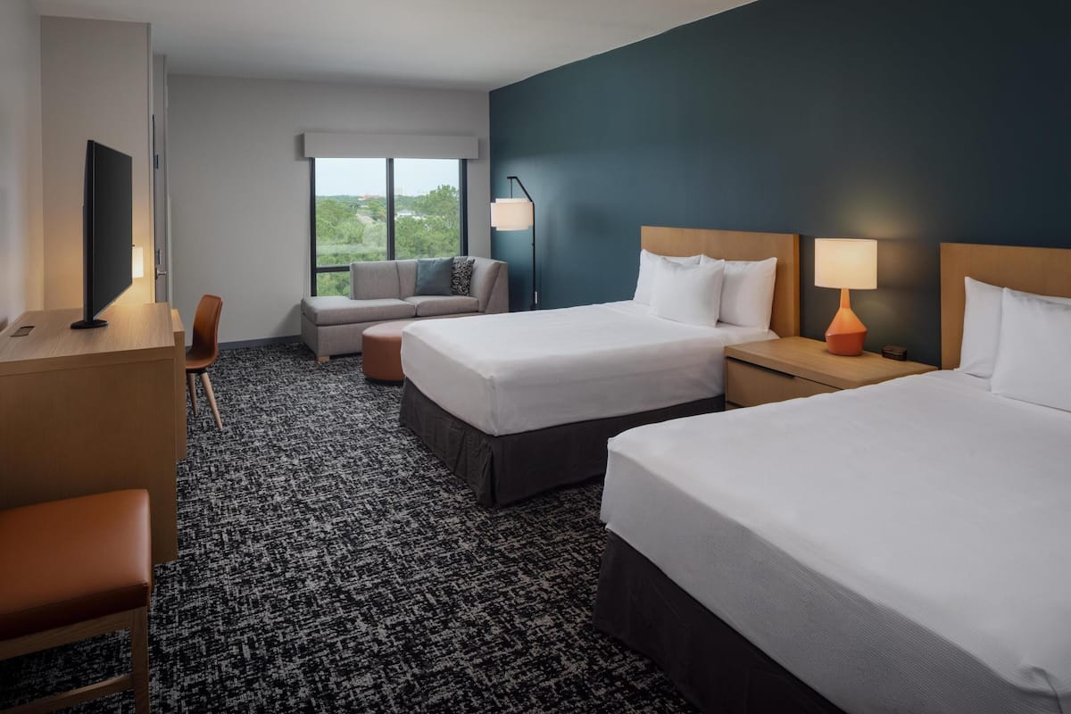 Room, 2 Queen Beds, Golf View (Den)