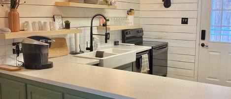 Frigorifero, microonde, forno, piano cottura