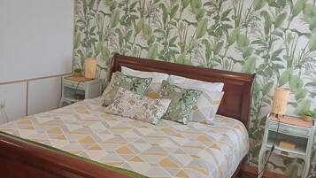 2 bedrooms, iron/ironing board, free WiFi, bed sheets