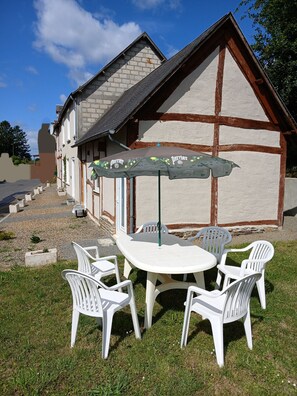 Outdoor dining - Gîte 35kms from Mont Saint Michel (Le Mesnillard)