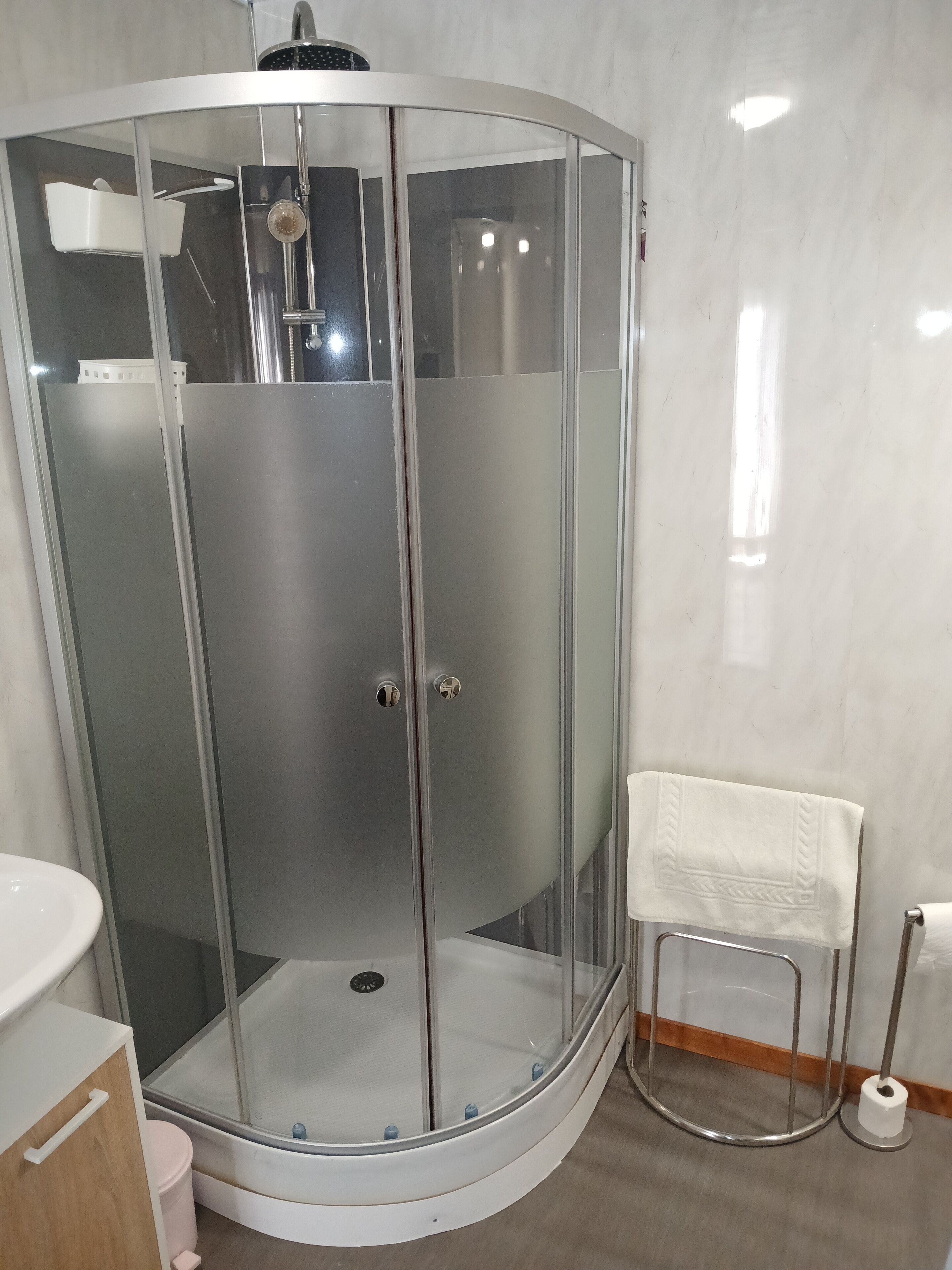 Dusch, hårtork, handdukar och tvål