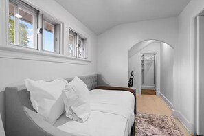 9 quartos, ferros/tábuas de passar roupa, Wi-Fi, roupa de cama