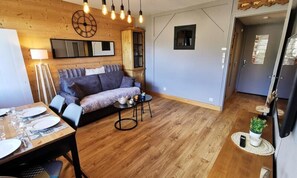 Living area - Renovated Studio Cabin With View - Close to the Slopes (Les Gets)
