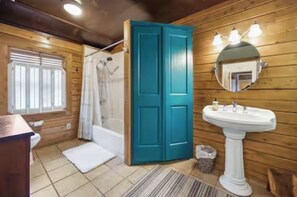 Shower, hair dryer, towels, toilet paper - Rustic Mountainside Cabin: “Liberty Lodge” (Liberty)