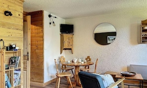 Dining - Renovated Studio, Ski-in/ski-out, Close to the Center (Les Allues)