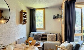 Fireplace - Renovated Studio, Ski-in/ski-out, Close to the Center (Les Allues)