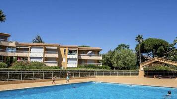 Hồ bơi ngoài trời