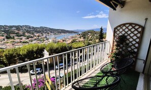 Property grounds - Swimming Pool, Wi-fi, Private Garage, Terrace, Beaches and Shops Within Walking Distance (Saint-Mandrier-sur-Mer)