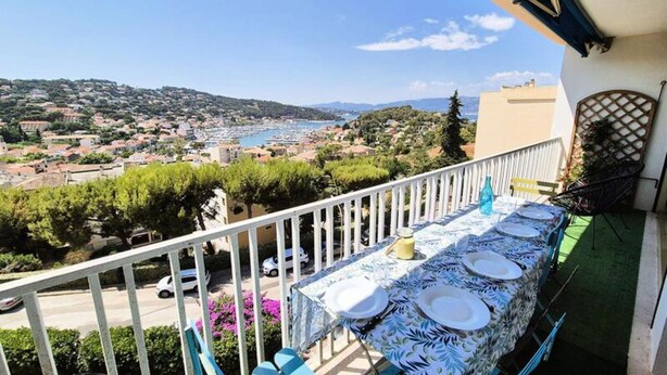 Outdoor dining - Swimming Pool, Wi-fi, Private Garage, Terrace, Beaches and Shops Within Walking Distance (Saint-Mandrier-sur-Mer)