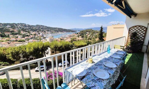 Outdoor dining - Swimming Pool, Wi-fi, Private Garage, Terrace, Beaches and Shops Within Walking Distance (Saint-Mandrier-sur-Mer)