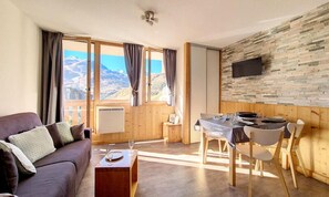 Living area - Renovated Apartment Ski-in/ski-out Access Balcony (Les Belleville)
