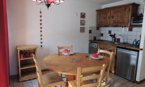 Dining - Apartment Near Mont Chery Ski Slopes (Les Gets)