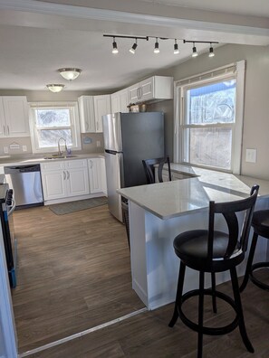 Een magnetron, een oven, een kookplaat, een vaatwasser