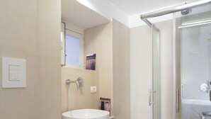 Un baño moderno con dos lavamanos, un inodoro y una ducha.