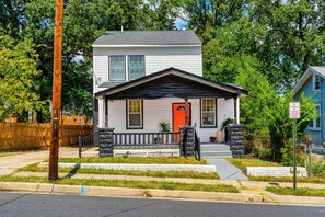 Exterior - Enjoyable 3-bedroom house with AC in Mount Rainier (Mount Rainier)
