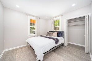3 bedrooms, iron/ironing board, WiFi, bed sheets - Enjoyable 3-bedroom house with AC in Mount Rainier (Mount Rainier)
