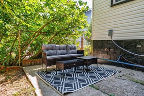 Terrace/patio - Enjoyable 3-bedroom house with AC in Mount Rainier (Mount Rainier)