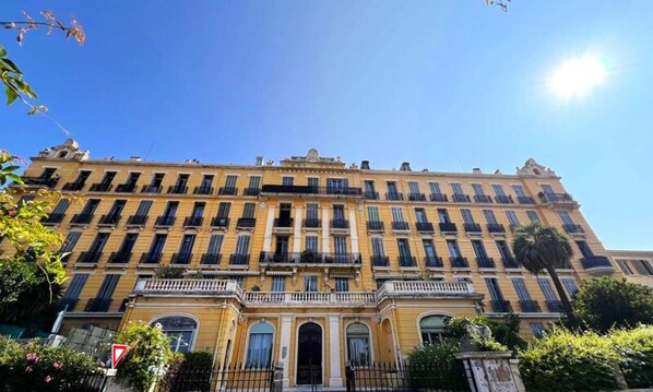 Exterior - Superb Air-conditioned Apartment for 4 People in the City Center of Hyeres (Hyères)