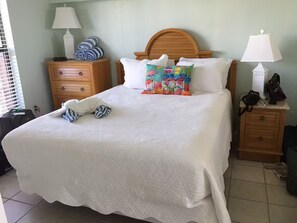 1 bedroom, WiFi, bed sheets - Cozy Beachfront, Great Sunsets, Fort Myers Beach, FL (Fort Myers Beach)
