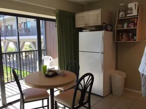 Dining - Cozy Beachfront, Great Sunsets, Fort Myers Beach, FL (Fort Myers Beach)