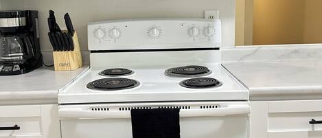 雪櫃、微波爐、焗爐、爐具