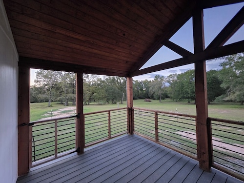 Serene Home Directly Between Houston and Dallas, Beautiful Views, WIFI