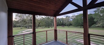 Serene Home Directly Between Houston and Dallas, Beautiful Views, WIFI