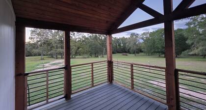 Serene Home Directly Between Houston and Dallas, Beautiful Views, WIFI