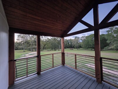 Serene Home Directly Between Houston and Dallas, Beautiful Views, WIFI