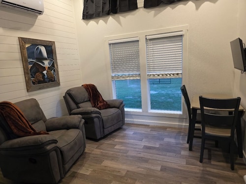 Serene Home Directly Between Houston and Dallas, Beautiful Views, WIFI