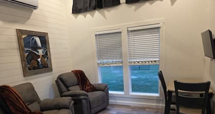 Serene Home Directly Between Houston and Dallas, Beautiful Views, WIFI